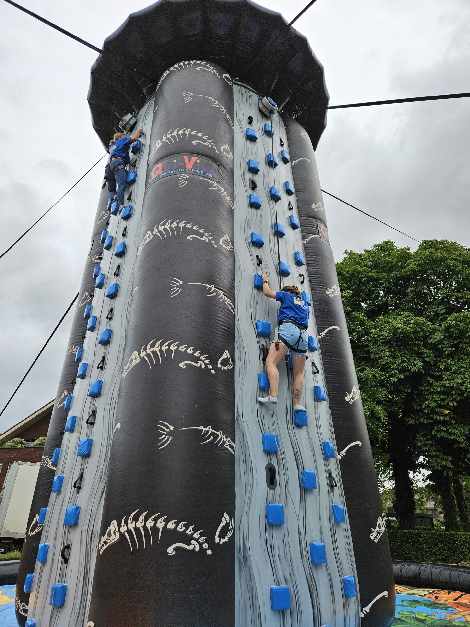 Kinderen beklimmen de klimtoren